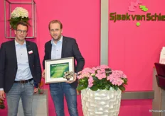 Freek Langstraat en Arjan van Velzen van Sjaak van Schie met hun speciale aanbeveling die ze ontvingen bij de uitreiking van de Gouden Tulp Award voor hun WeddingGown. 
